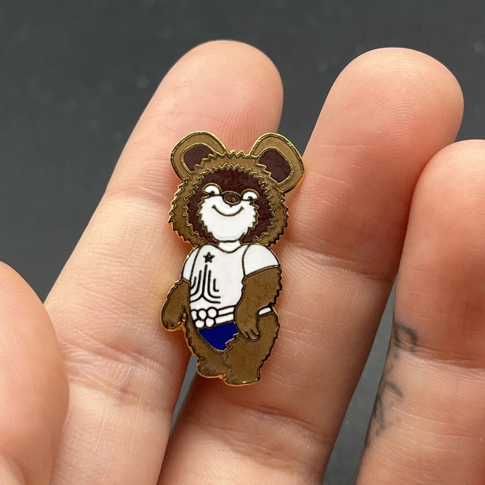 1980 Moscow Olympics Misha The Bear Mascot White & Blue Singlet‎ Lapel Hat Pin